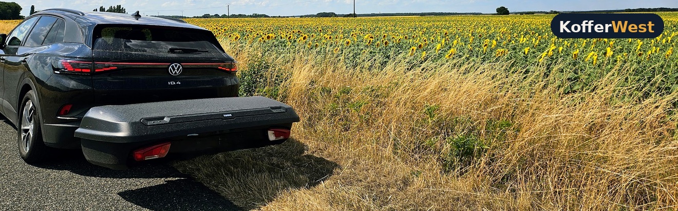 Trekhaakkoffer gemonteerd op trekhaak van een auto — KofferWest